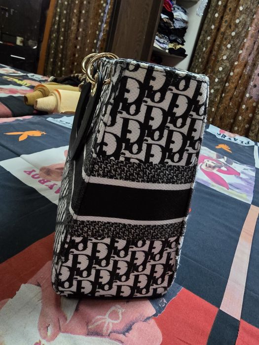 Geanta de mana deosebita