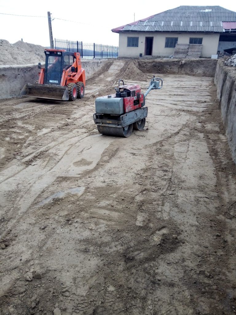 Cilindru compactor cu deservent piatră, pietriș