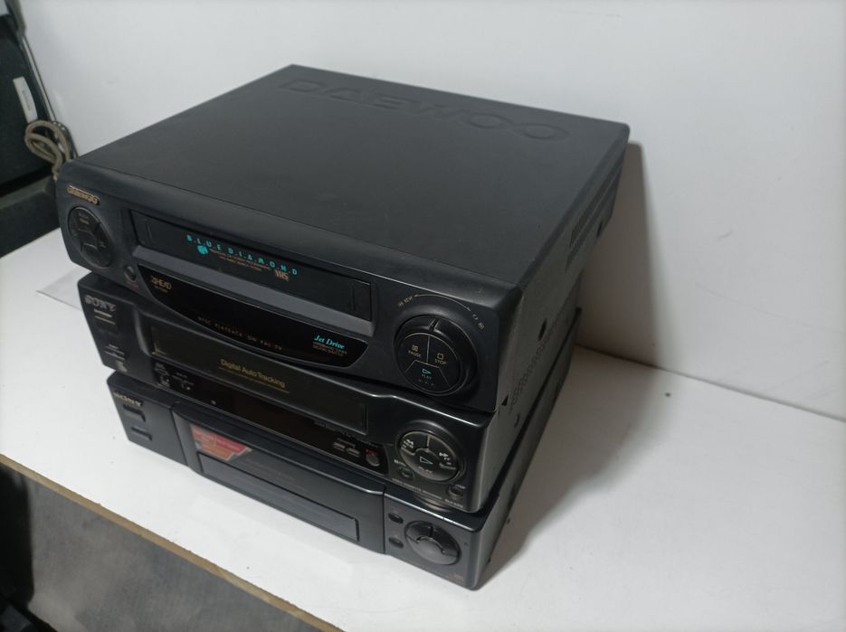 Видео магнитофон sotiladi