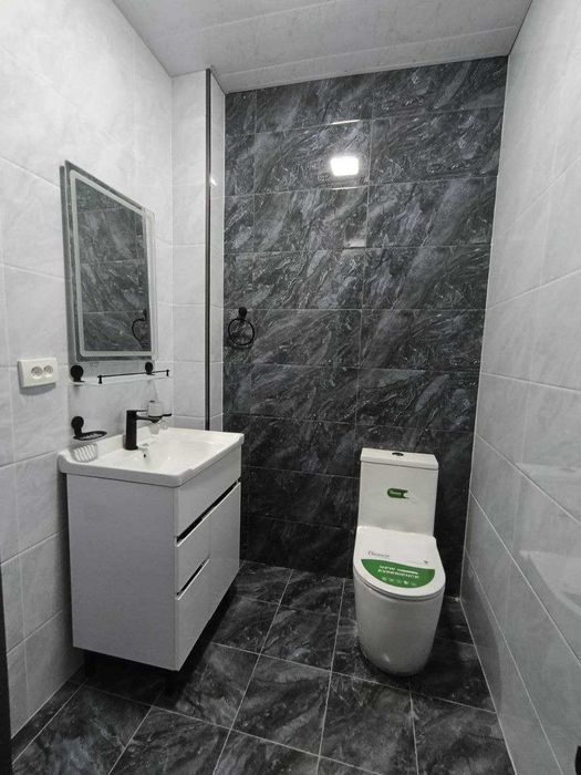 Уч Кахрамон. Постдан 4 км да.  2.5 сотик 8 хона Эвро ховли сотилади.