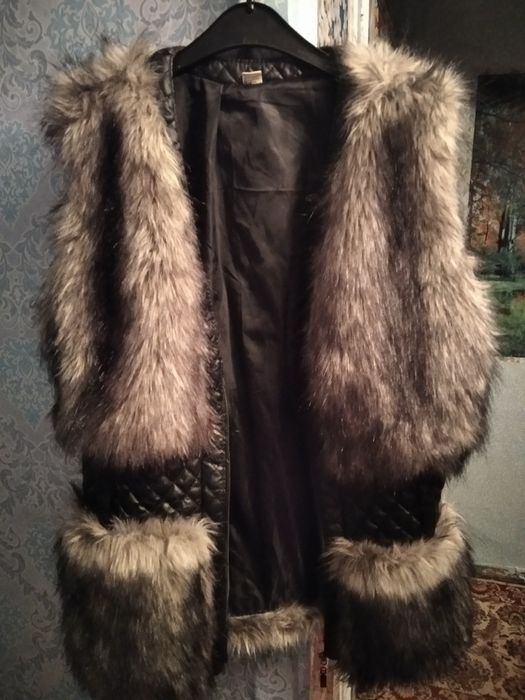Продам недорого стильную меховую жилетку