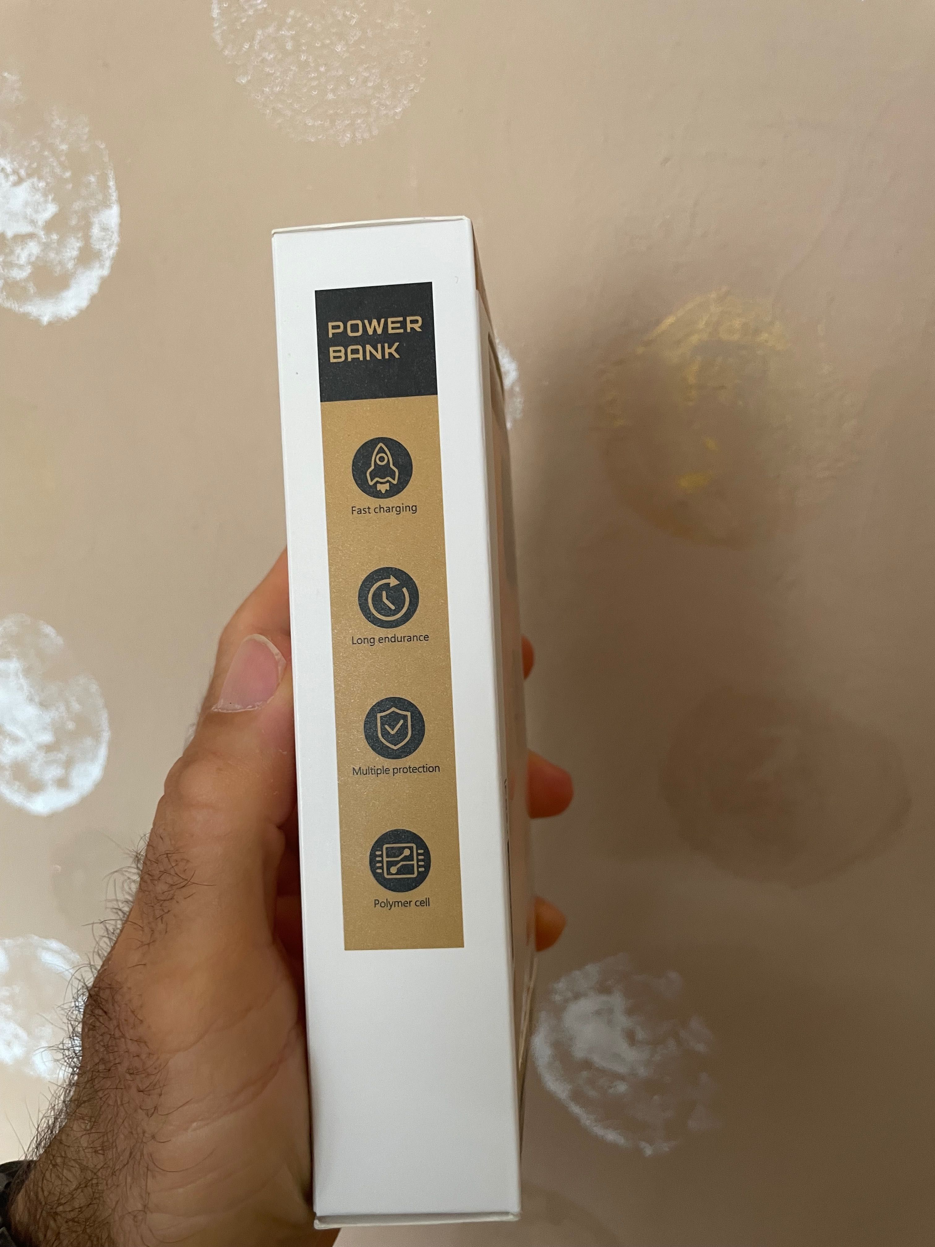 Външна батерия 20000mah,fast charge,2 вградени кабела,красива и удобна