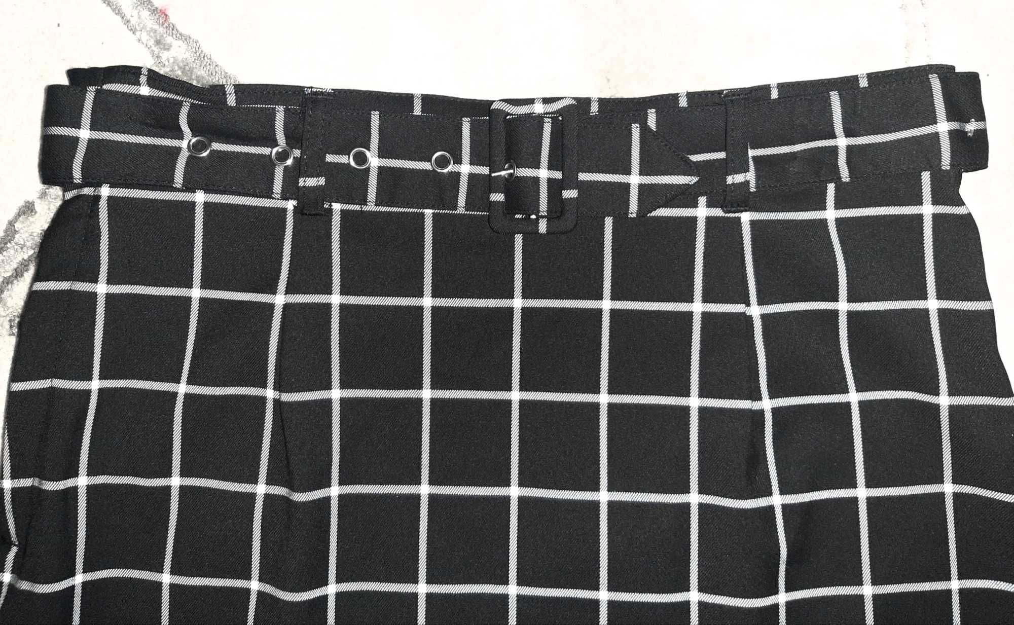 Fusta neagra pentru dame, scurta, model cu dungi albe, marimea 40