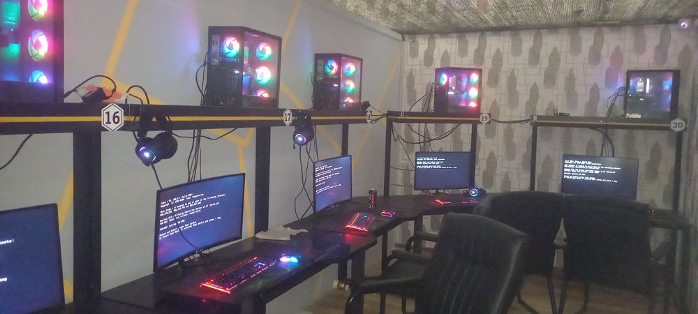 kompyuter klub sotiladi barcha jihozlari bilan srochno!!!