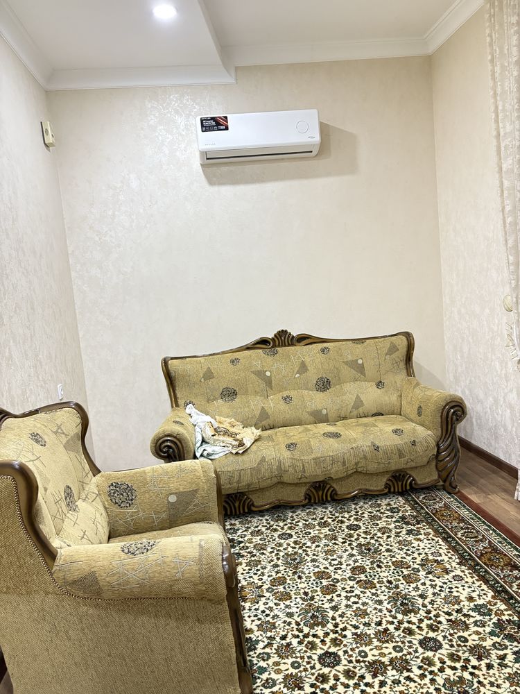 Yumshoq divan va gilam sifatli holati zor