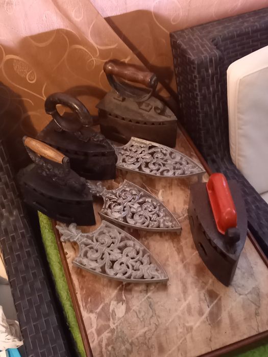 Fiare călcat cu suporți turnati