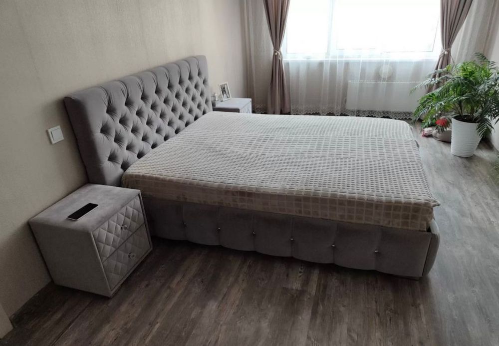 Крлвать двуспальная с матрасом и тумбами