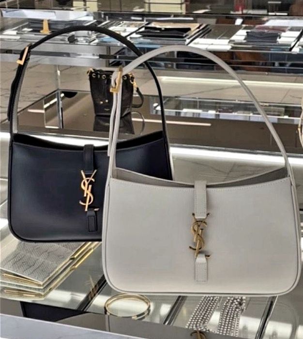 Дамска чанта на Ив Сен Лорен