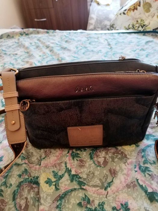 Продавам чанта Anekke