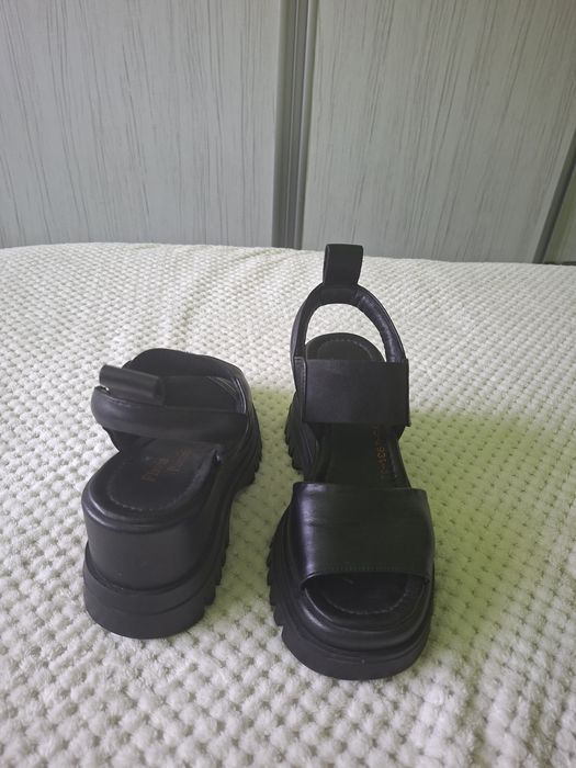 Sandale din piele cu platforma