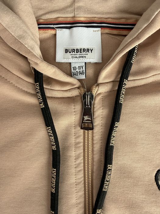 Продавам детски екип BURBERRY