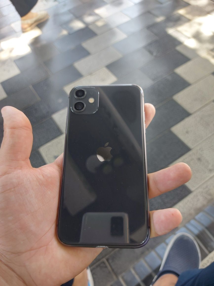 Srochna telefon sotiladi iphone 11  128 tali holati yahshi