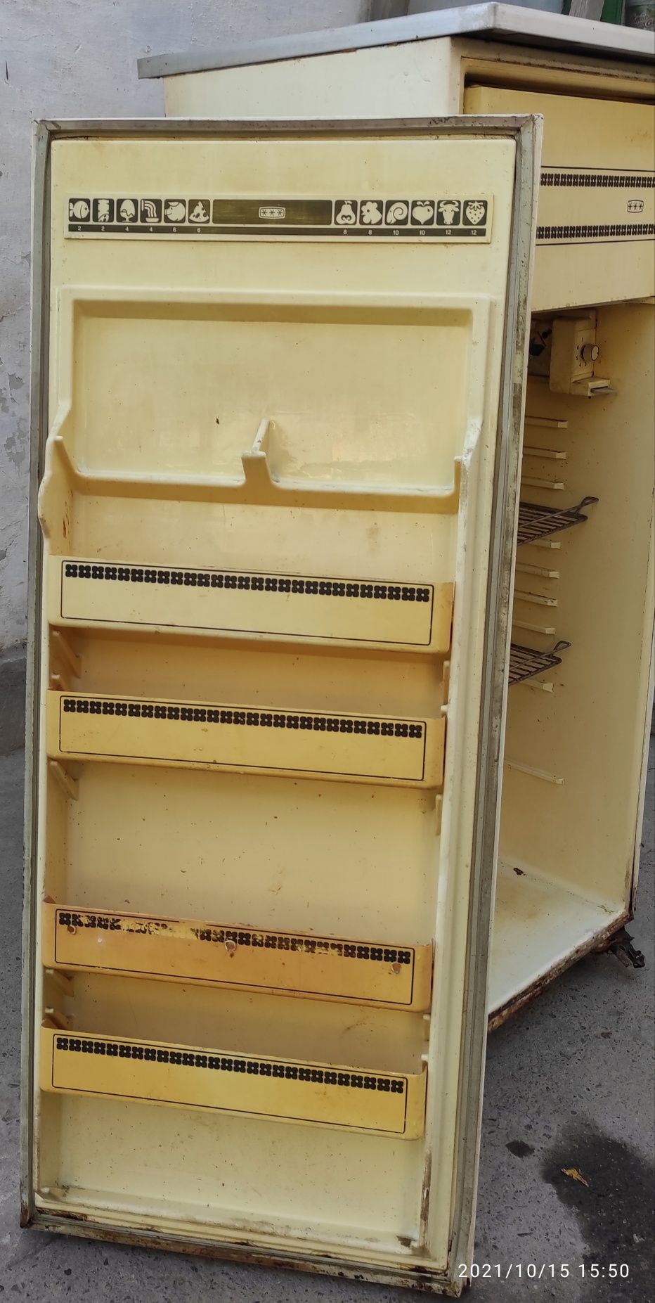 Продам холодильник на запчасти/мотор/компрессор Советский.