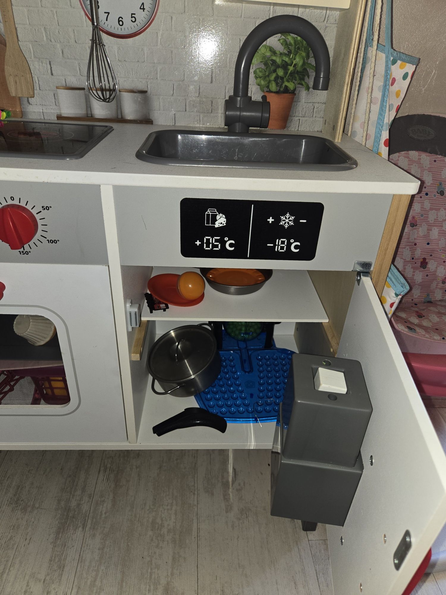 Детска кухня + играчки
