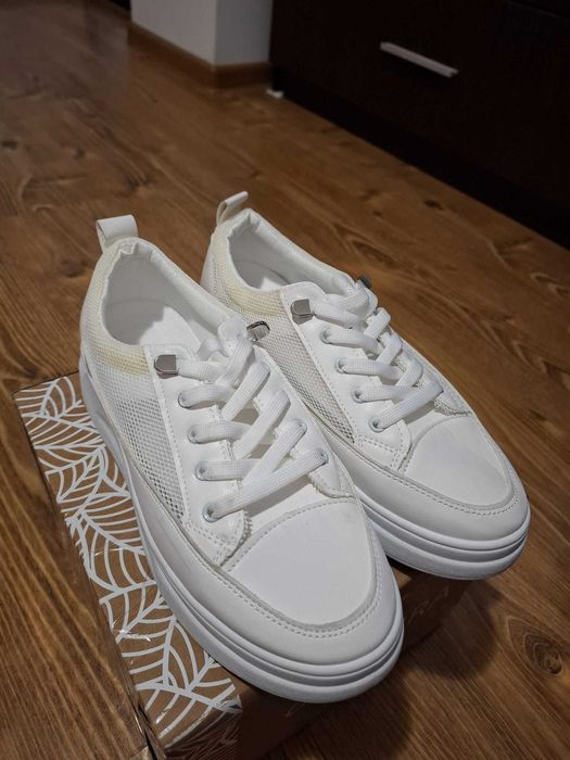 Adidasi noi si eleganți