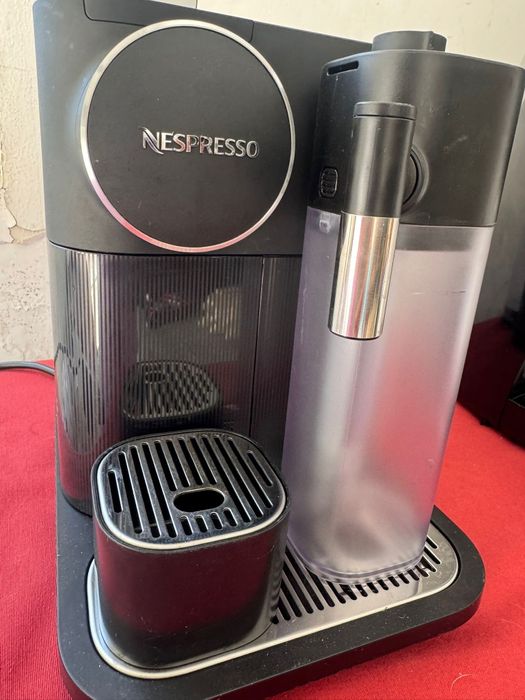 Vand 2 aparate de Cafea Delonghi Nespresso