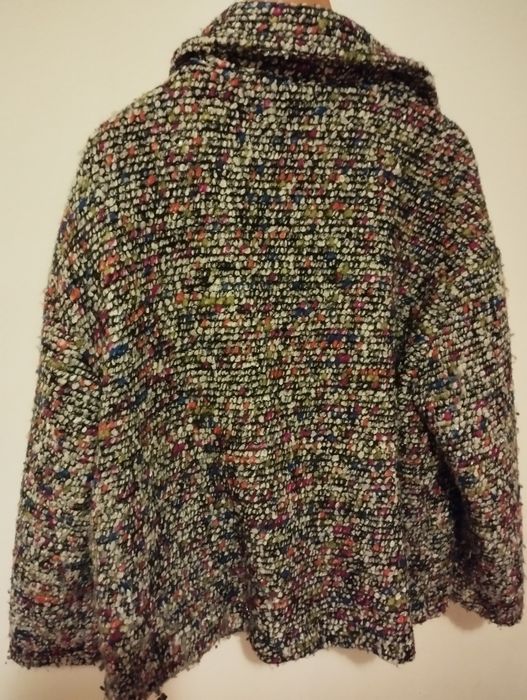 Тъмно зелено яке с розова качулка, и палтенце-цветно