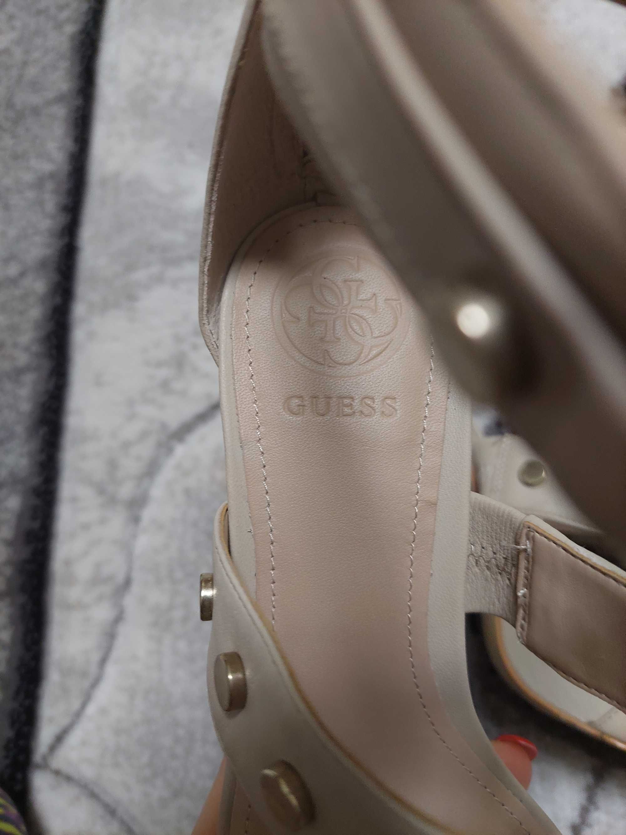 Страхотни сандали Guess