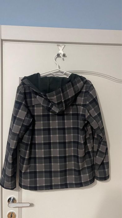 Gheaca subtire, in stare foarte buna, vine cu gluga