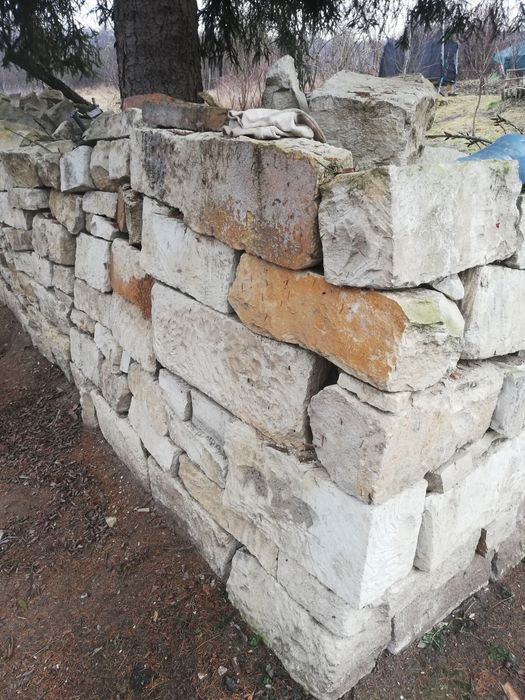 Piatra cioplita manual