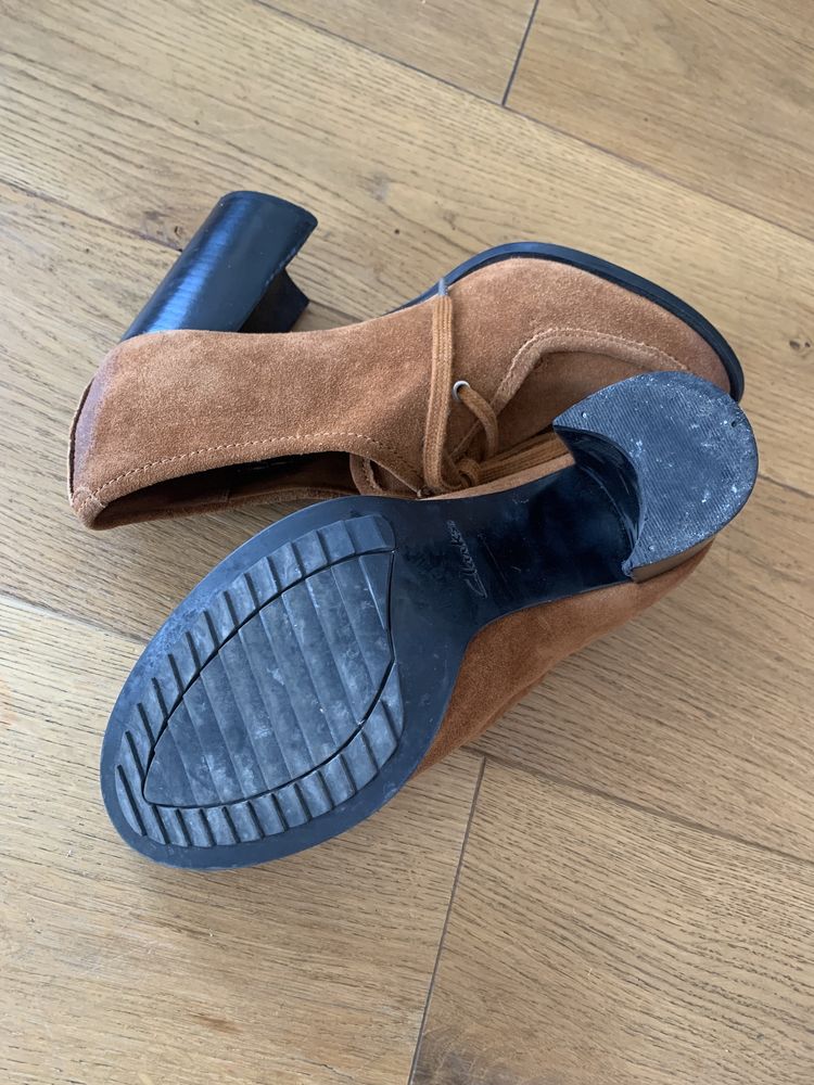 Ghete botine Clarks din piele intoarsa maro 39/40