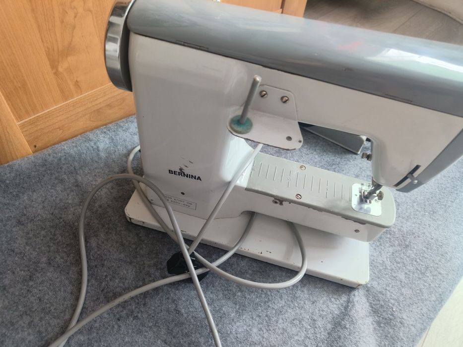 Mașină de surfilat cusut bernina