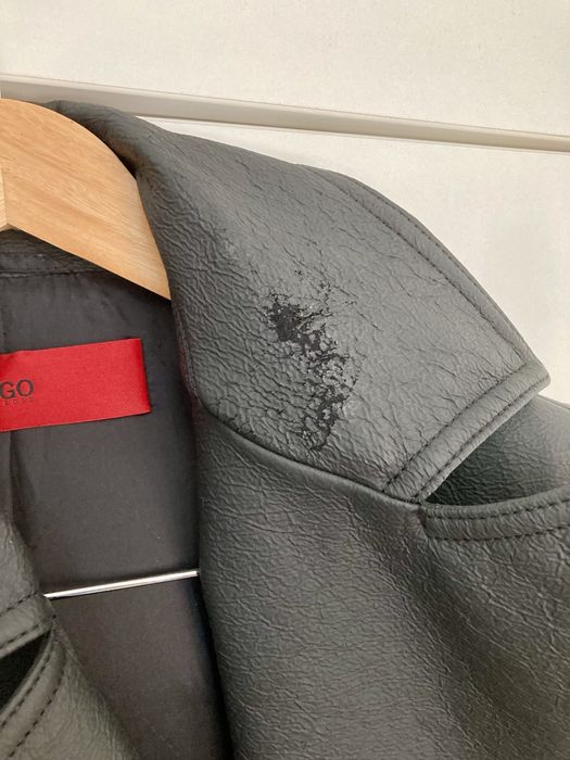 Palton barbatesc fara maneci Hugo Boss cu urme de utilizare
