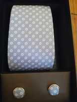 вратовръзка ,кърпичка и бутонели