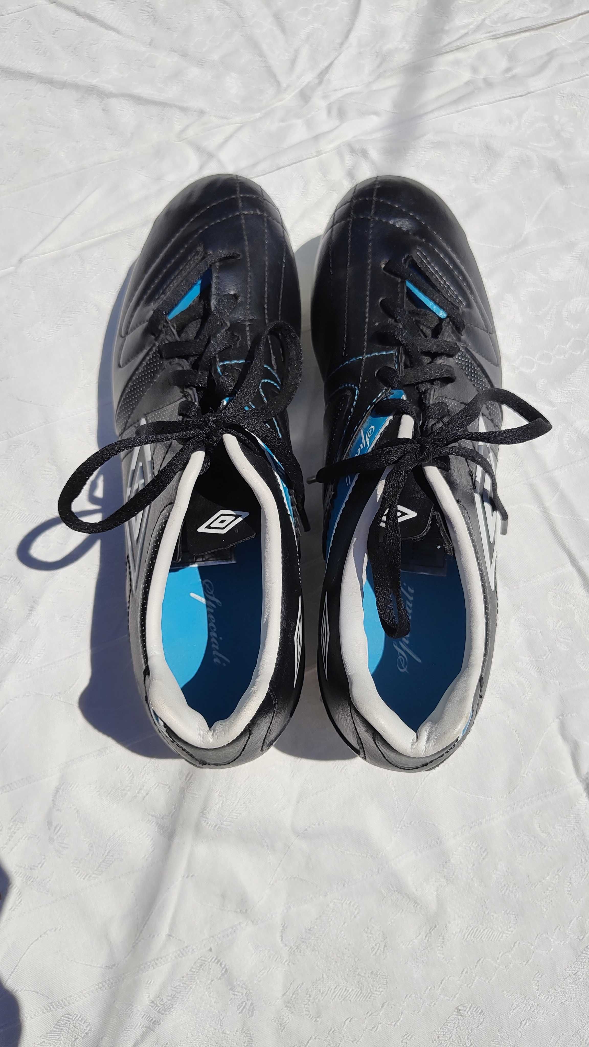 Мъжки футболни обувки в перфектно състояние, бутонки: Adidas и Umbro