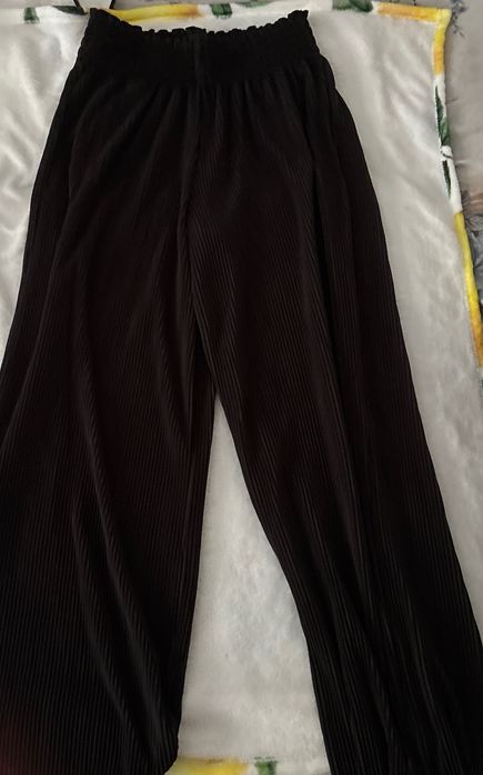 Vând blugi și pantaloni.