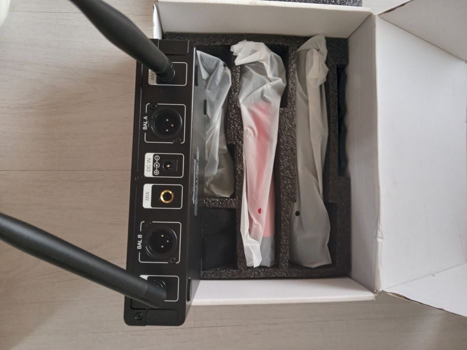 Продавам безжичен микрофон TONOR TW820