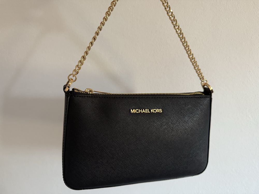 Продавам черна чанта & cardholder на Michael Kors
