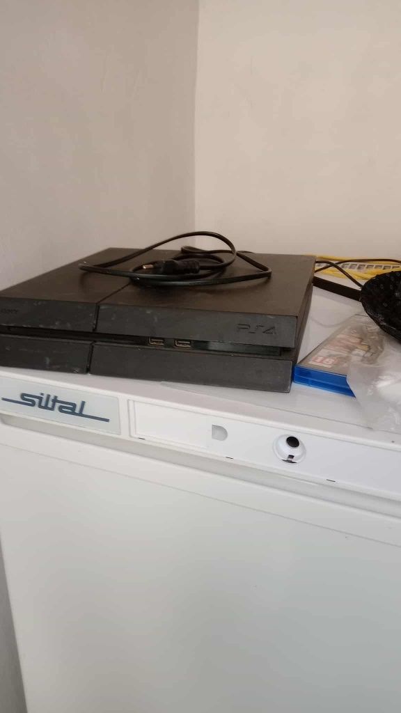 Продавам Playstation 4