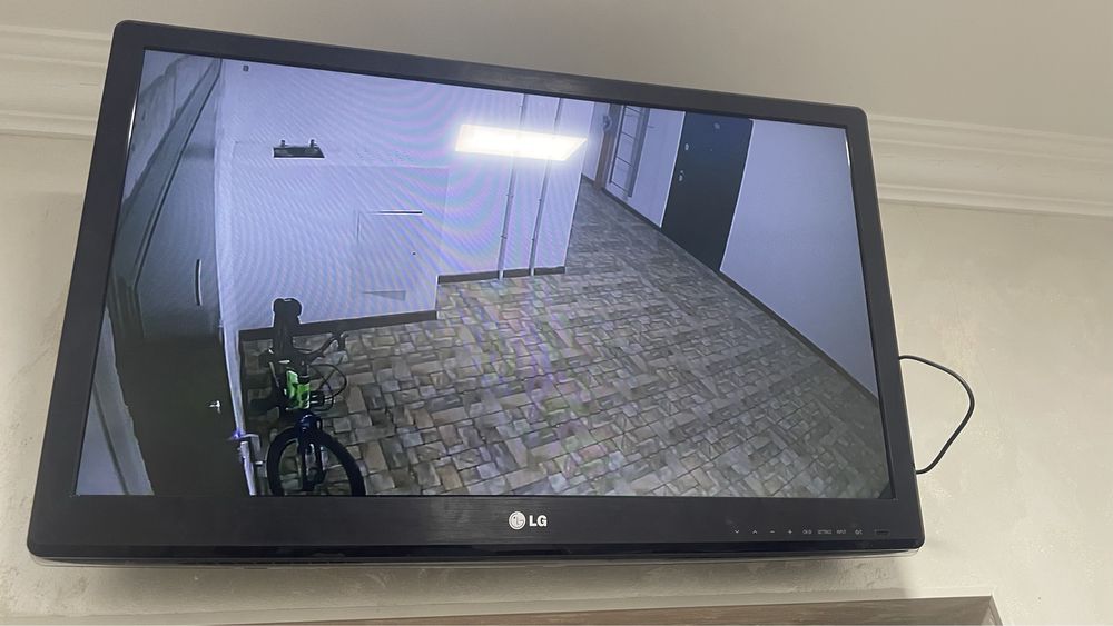 Телевизор LG с кронштейном+камерой видеонаблюдения