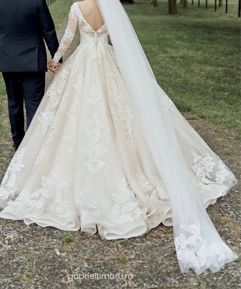 Rochie de mireasa tip printesa cu trena lunga