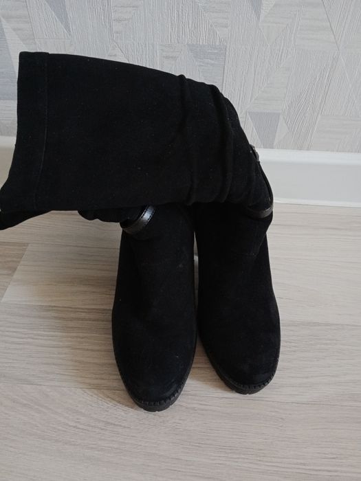 Продам замшевые сапоги 5000 тгзимние 38 размер