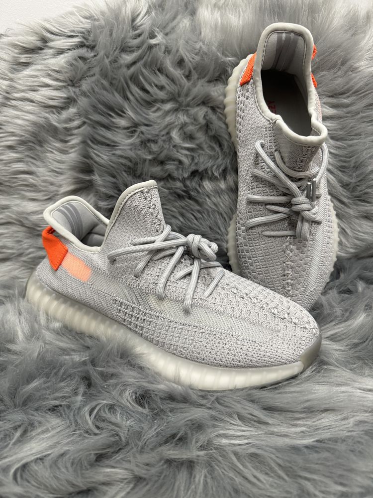 Yeezy 350 v2 Tail Light