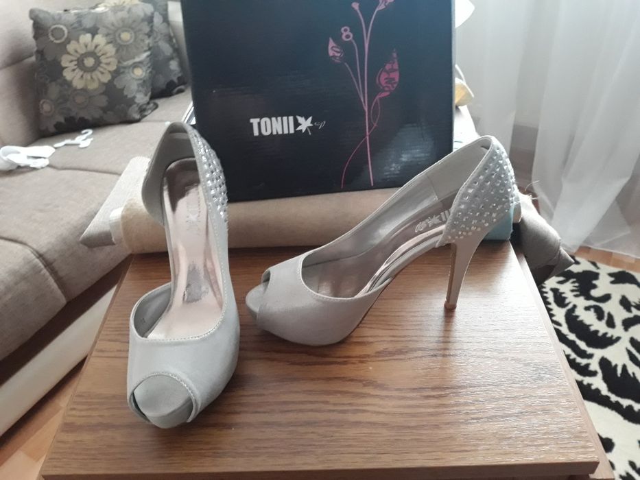 Pantofi dama mai mult de ocazie.