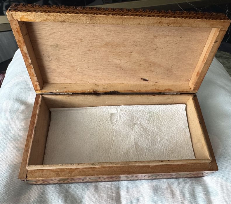 Стара пирографирана кутия