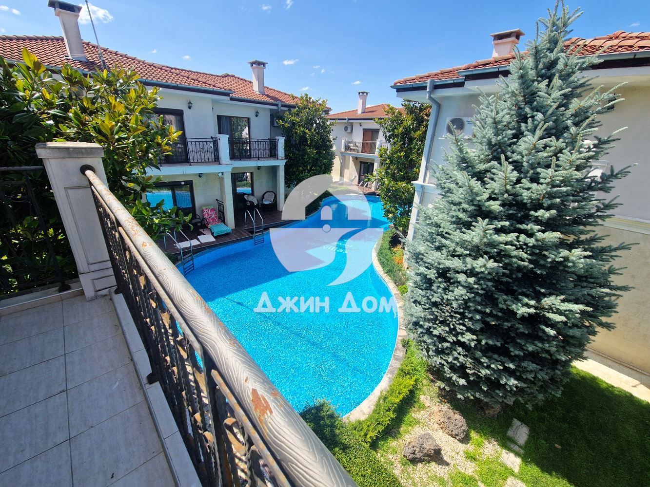 Просторна двуетажна къща в с. Равда