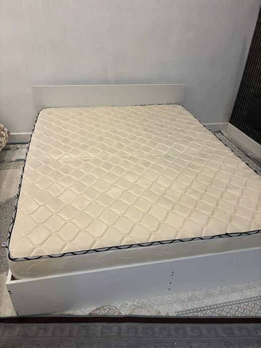 Кровать с матрасом