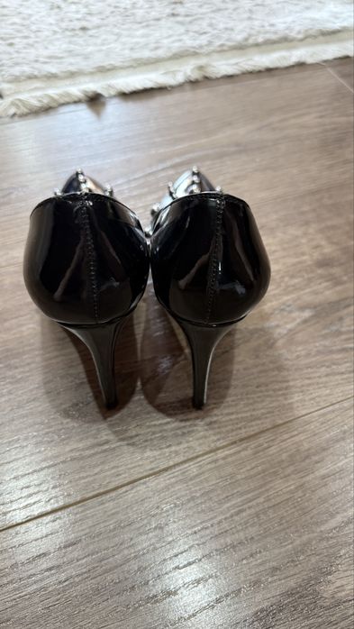 Продаются лакированные туфли