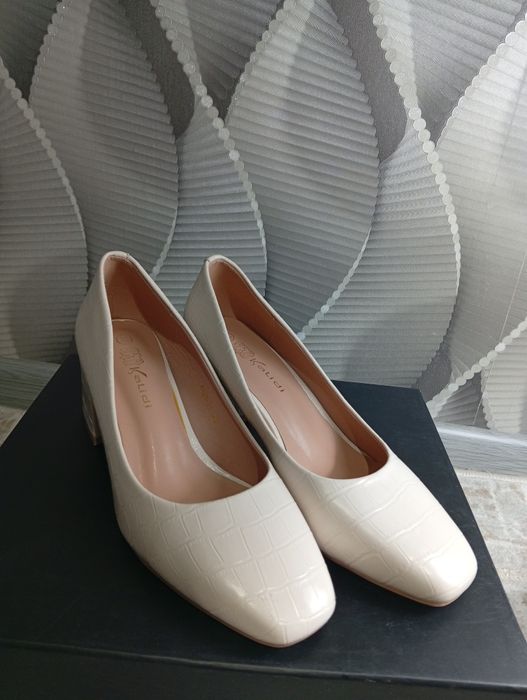 Qaymoq rang poshnali tufli