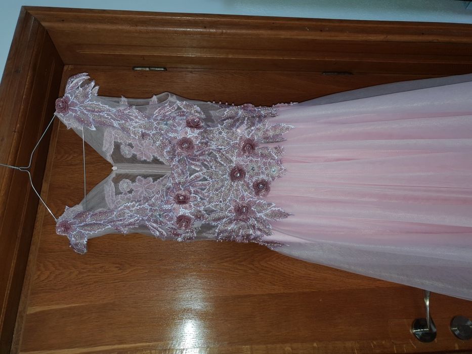 Vand rochie de ocazie facuta pe comanda