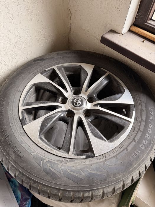Зимние шипованные шины с дисками на тойота 200-570
