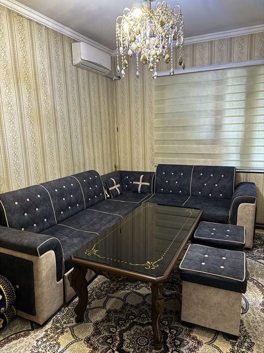 Zal uchun yumshoq divan.