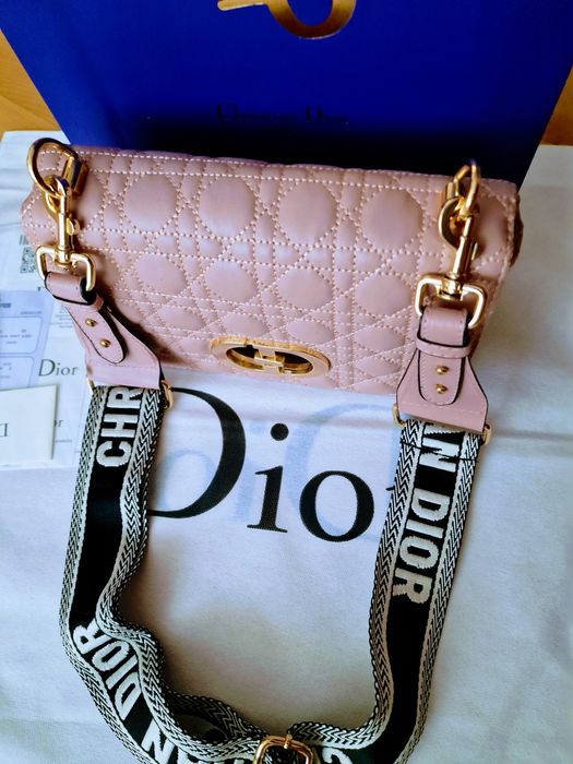 Geanta roz pudra,model crossbody,logo metalic auriu, saculet  inclus