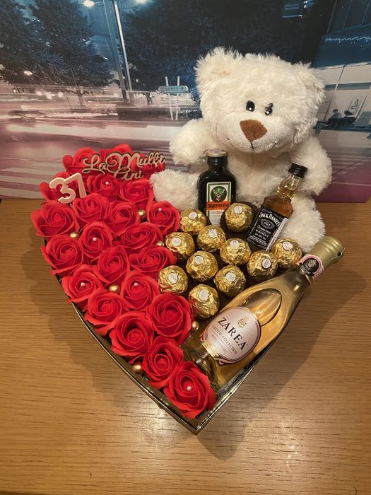 Aranjamente cu flori de sapun si ursuleti din trandafiri de spuma