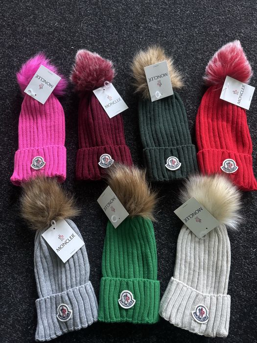 Caciuli Moncler noi cu eticheta