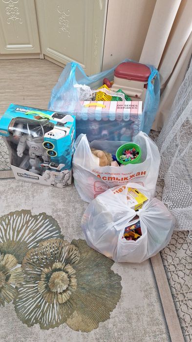 Куча игрушек, пакетами